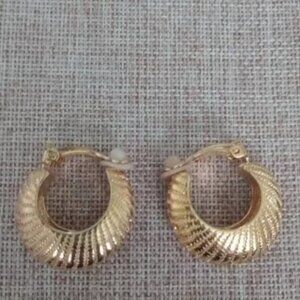 Ellen Kiam Vintage Gold Ribbed Hoop Clip On Statement Earrings